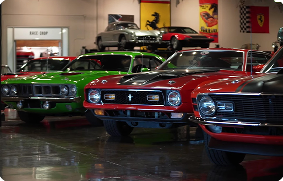 Voitures classique Américainde collection dans un atelier automobile